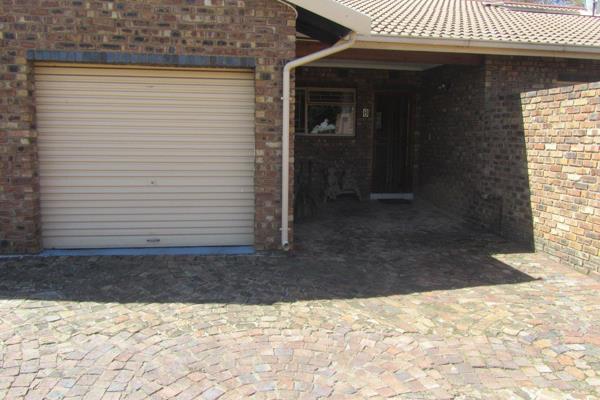 This neat simplex in secure complex on the border of Boksburg North and Ravenswwood consist of 2 spacious Bedrooms with build in ...