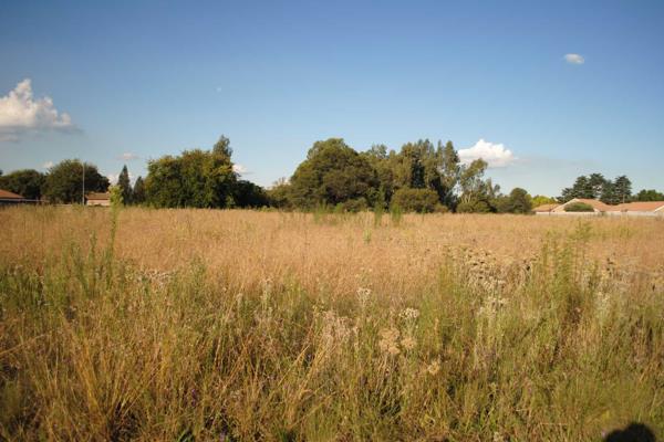 Good site for developing.
Zoning application for 39 units, bulk fees still to be paid.

The land is well situated, close to all ...