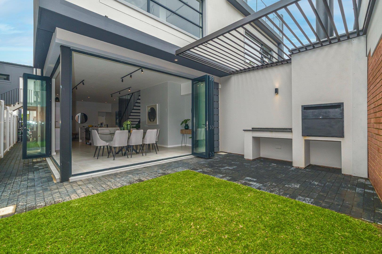 2 Bedroom Townhouse for sale in Hurlingham 4 Zonnebloem Lane P24