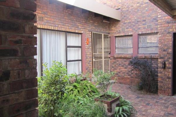 Corner stand, low maintenance, face-brick home with so much to offer. Situated near private school and walking distance to the Vaal ...