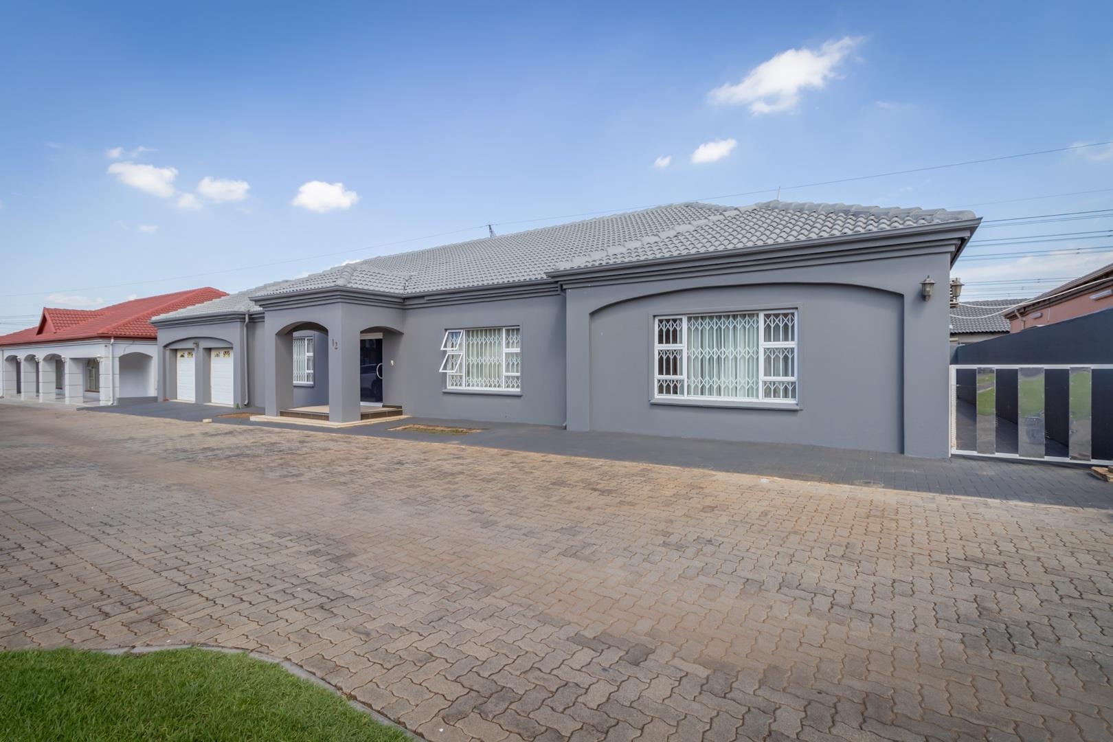 4 Bedroom House for sale in Erasmia P24112400198