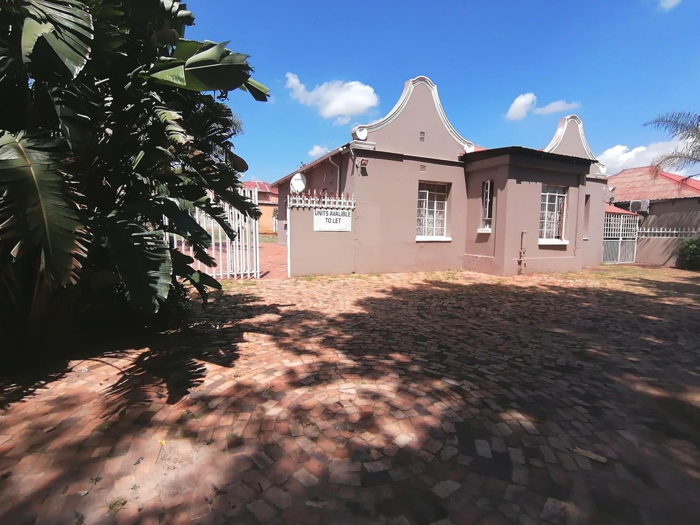 6 Bedroom House for sale in Krugersdorp Central P24112401758