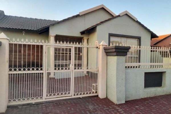 Keyworx Property brings you this lovely 3 bedroom house in a nice neighborhood in pretoria mabopane
 
This house has a 3 bedroom main ...