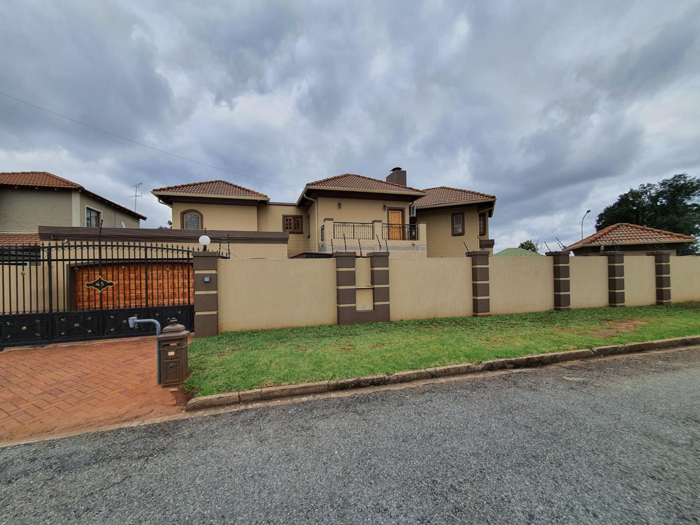 4 Bedroom House for sale in Kensington P24112409923