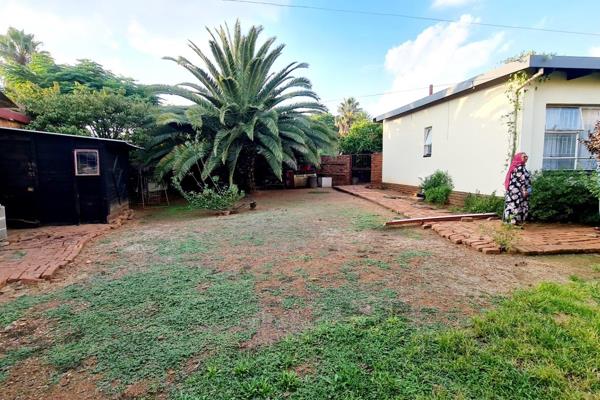 Nice 775m/2 plot with 3  bedrooms and 2 bathrooms 
Bedrooms has  Built in cupboards
2 Bathrooms one  with bath  and one with its own ...