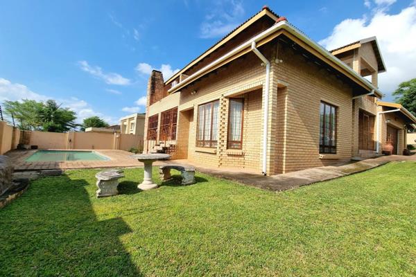 An upmarket, low maintenance, light face brick, double storey home is situated in a well-established area of White River.
Entrance hall ...