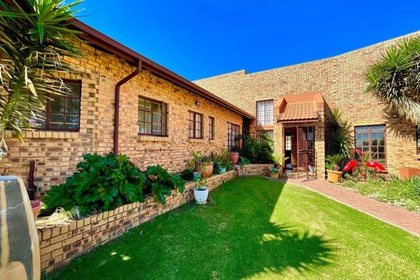 This property consists out of the main house and the lapa/2 bedroom flat.

Main house has three living areas, which can be used as ...