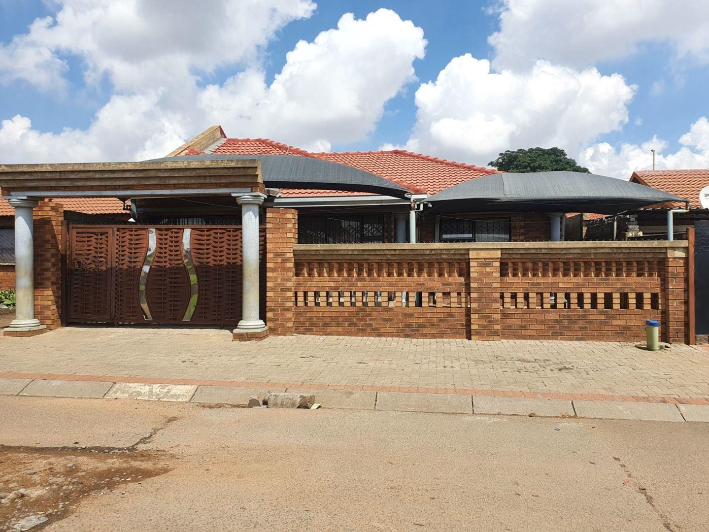 2 Bedroom House for sale in Tembisa Central 87 Nyoni Circle P24