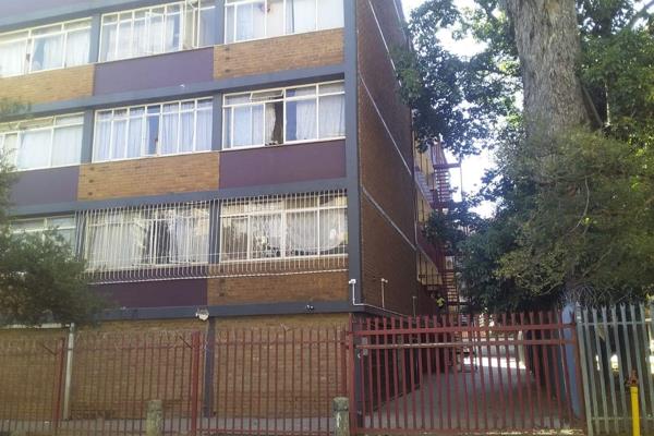 One bedroom, lounge and kitchen. Close to Sunnypark shopping centre and UNISA, as well as Sunnyside campus. Call today to arrange a ...