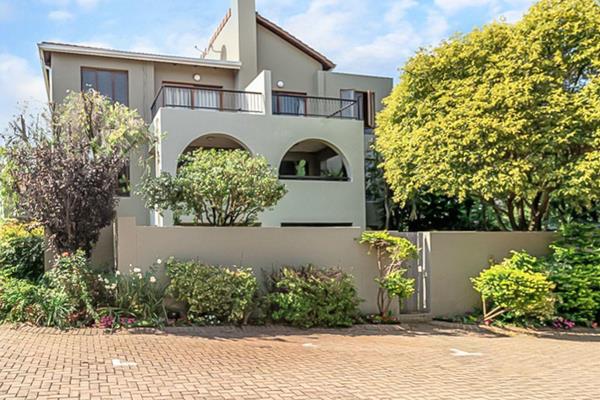 Discover this appealing 2-bedroom, 2-bathroom apartment located in the heart of Craighall Park. Nestled within a secure complex, this ...