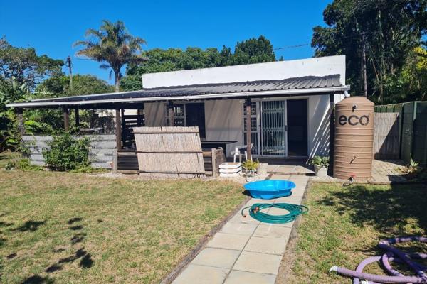 Garden cottage in Walmer with open plan kitchen and lounge.
Separate bedroom.
Bathroom with a shower.
Tiled throughout and fitted with ...