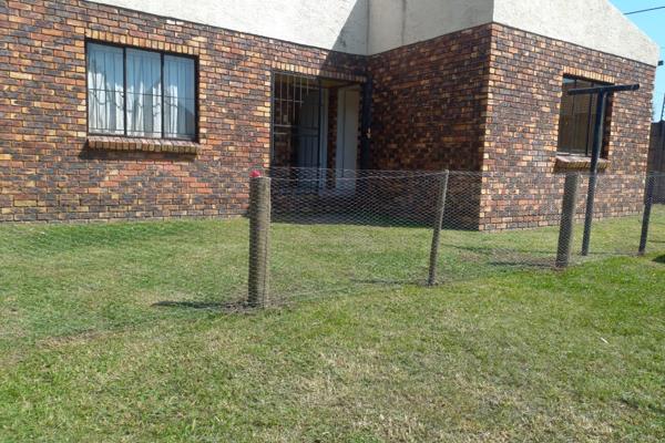 Minnebron
Brakpan
Small 2 Bedroom Garden Flat
1 Bathroom (Bath, toilet &amp; Basin)
Open Plan Kitchen onto Lounge area
Garden and ...