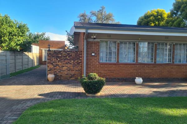 Three bedroom home very neat with a full bathroom, lounge with air conditioner, dining room and a cozy kitchen, 3 garages, big carport ...