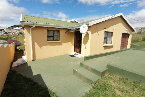 Newly renovated house To Let in a well known suburb, Southernwood, Kuyasa. 

This immaculate house consist of three bedrooms all with ...