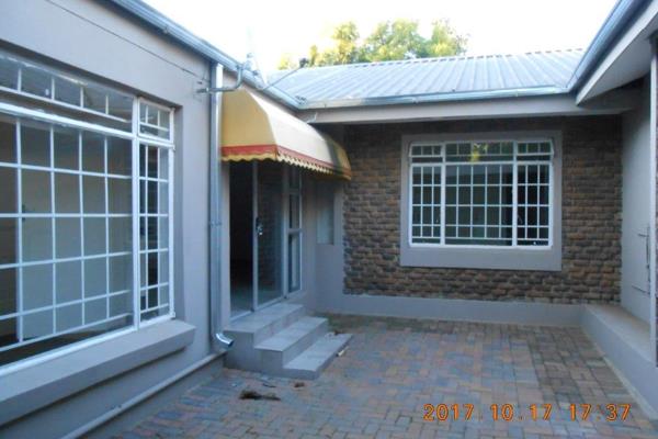 2 Bedrooms
2 Bathrooms
Lounge
Kitchen
Small yard - No pets allowed
Carport
Prepaid water
Prepaid electricity