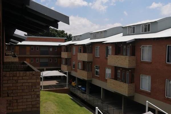 1 bedroom loft unit for sale. 1 bedroom, lounge, kitchen and 1 bathroom. Secure parking. Well kept complex. Close to uj, afda, sabc ...