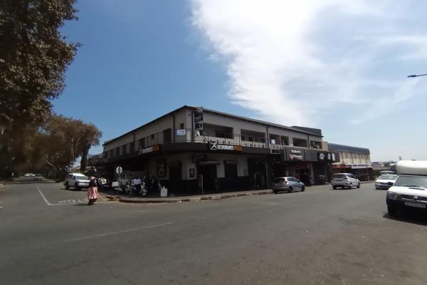 Upmarket two bedroom unit, with a full bathroom, for rent in Main Street, Rosettenville. You will find that the apartment is in ...