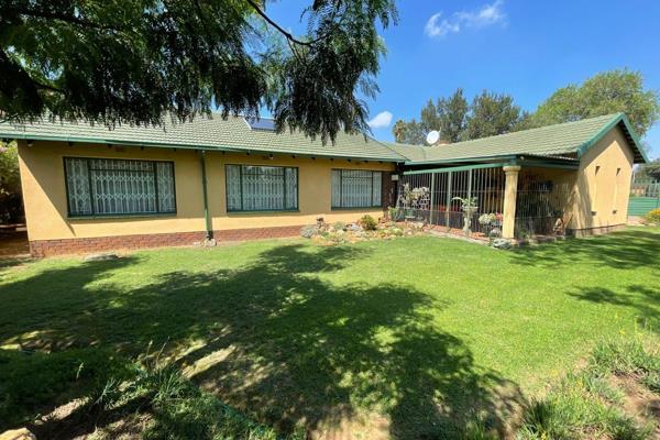 a Lush Cool Beautiful garden surrounds this 3 bedroom 2 bathroom home. It has 1 dining room, 1 living room and 1 study which has been ...