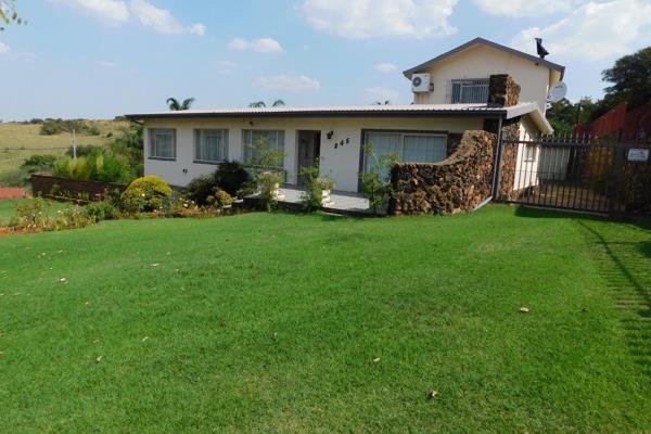 Family Home with 3 bedrooms, 3 bathrooms, 3 garages, spacious office, or hobby room on the first floor, entertainment area with braai ...