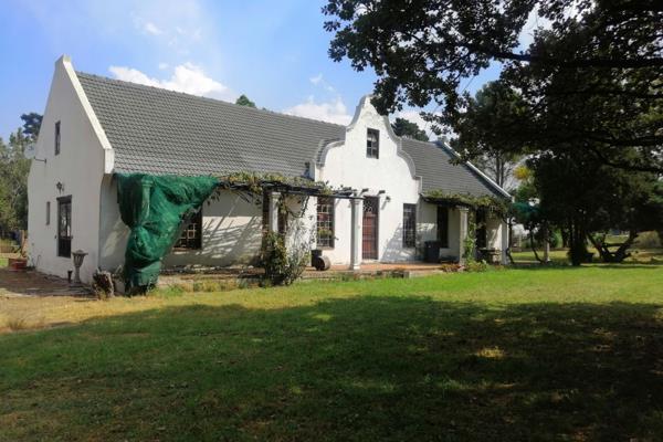 Fixer Upper Large Cape Dutch House full of potential for the artistic. 
Situated in a ...