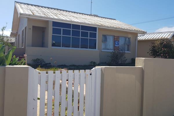 This house is in the center of town and has a prime location. Very close to the beach. The property consists out of 3 big bedrooms, 2 ...