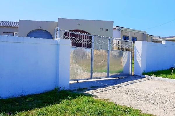 House For Sale in Mdantsane

This Property consists of four bedrooms, the main bedroom has an en-suite then there&#39;s a lounge,  ...