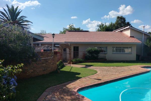 4 Bedroom Home for sale in Wilkoppies ! 

Perfect for an extended family.  This property also creates the opportunity to work from ...