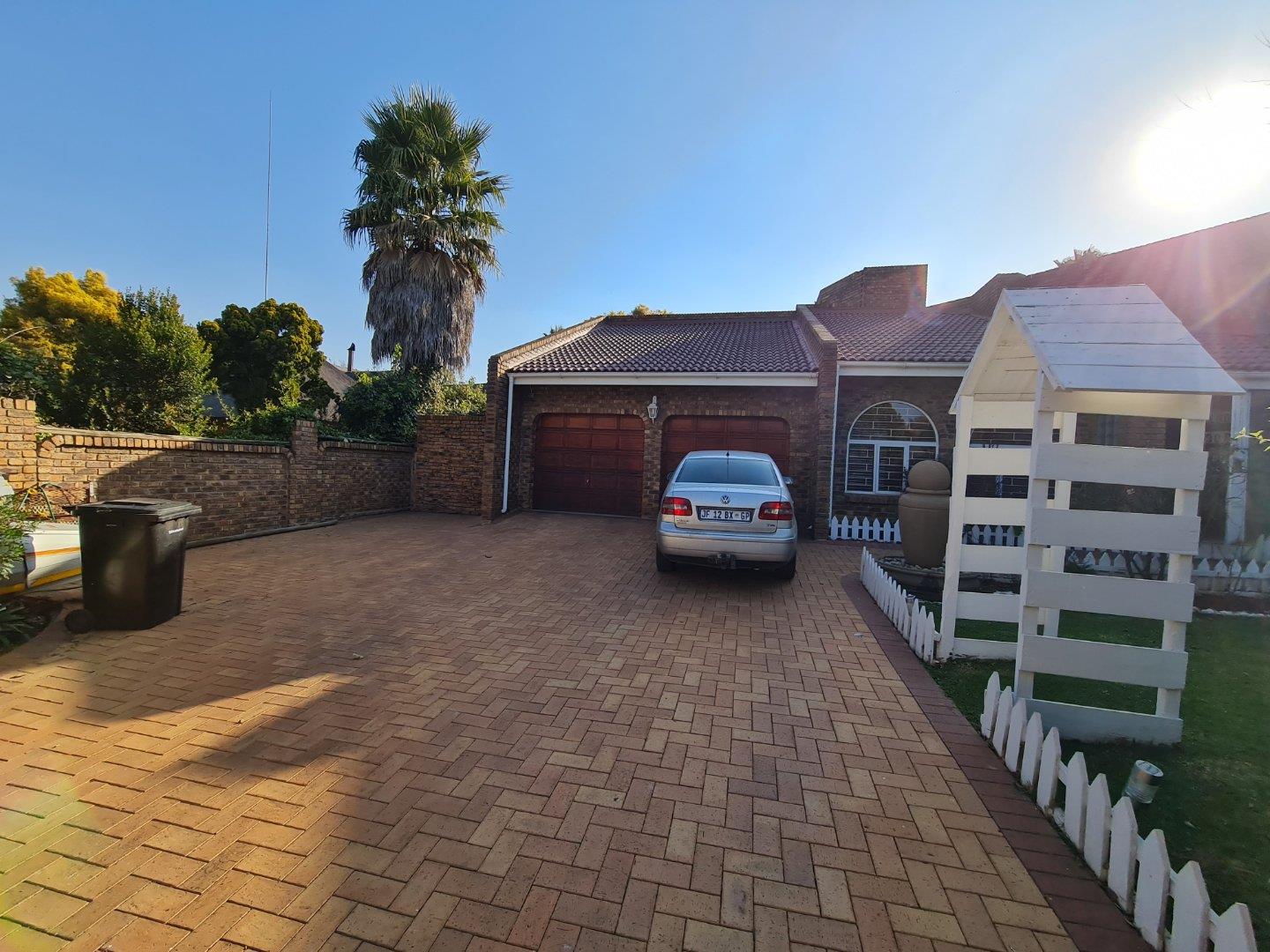 5 Bedroom House for sale in Glen Marais P24112483512