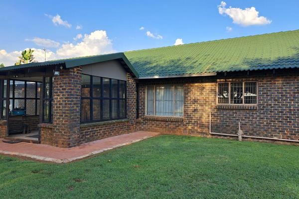 Neat as a pin.  Very well maintained smallholding.  1.6ha Sundra smallholding with 3 bedroom house, 3 garages, Eskom, 2 boreholes and ...