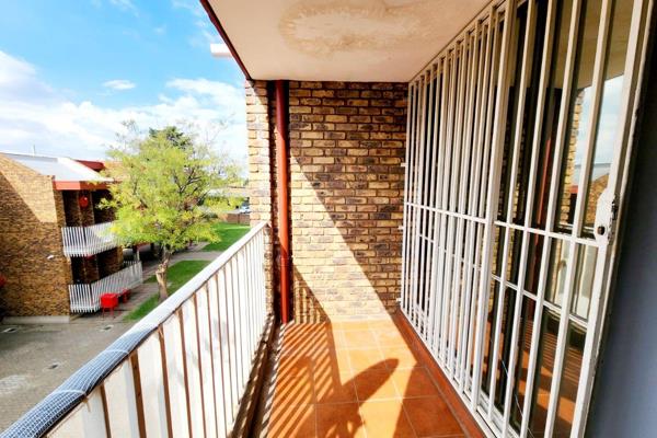 This flat offers you an spacious entrance hall, cherry wood kitchen, lounge and full completed modern bathroom. Balcony overlook ...