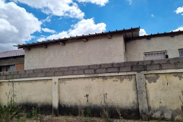 This 2-bedroom house with 4 outside rooms is up for grabs.

Tenants already in place, thus no problem with the extra income.

We ...