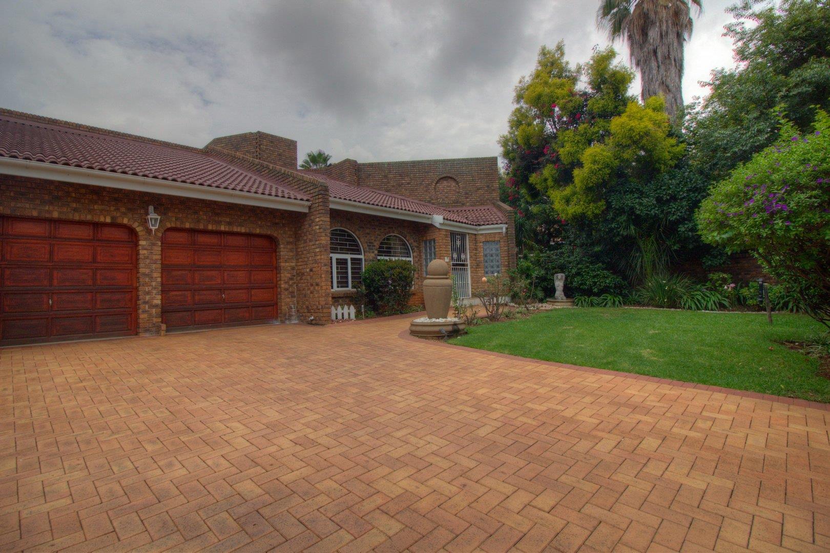 5 Bedroom House for sale in Glen Marais 11 Sarel Van Der Walt Street