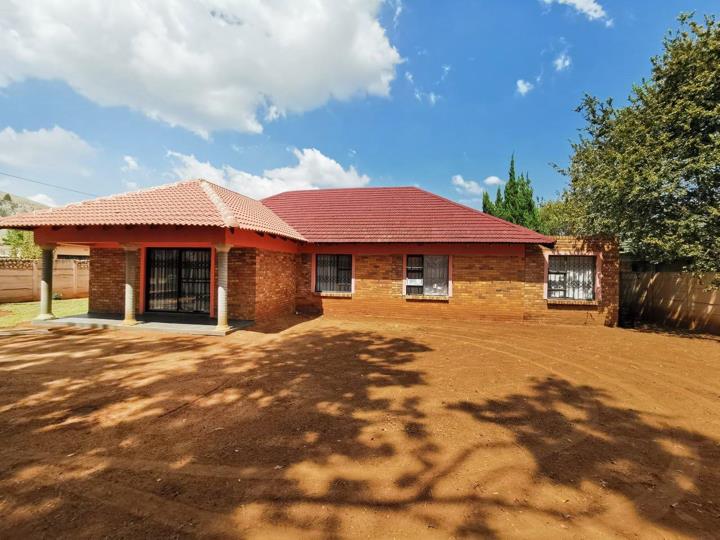 3 Bedroom House for sale in Stilfontein Ext 3 - P24-112487271