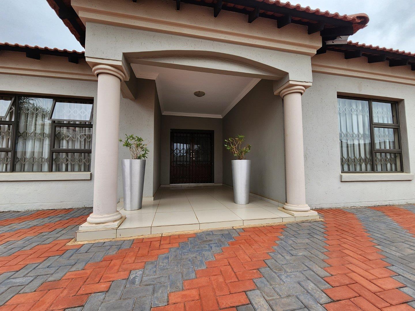 3 Bedroom House for sale in Clarina P24112532020