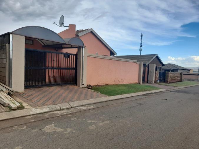 5 Bedroom House for Sale in Vosloorus Ext 2