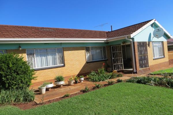 This 3 bedroom 2.5 bathroom family house consists of lounge, dining room, kitchen with wood finishes with laundry.

The house is tiled ...