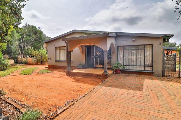 3 Bedroom House For Sale in Randlespark. This property also has a borehole although it is not in a working condition currently. Another ...