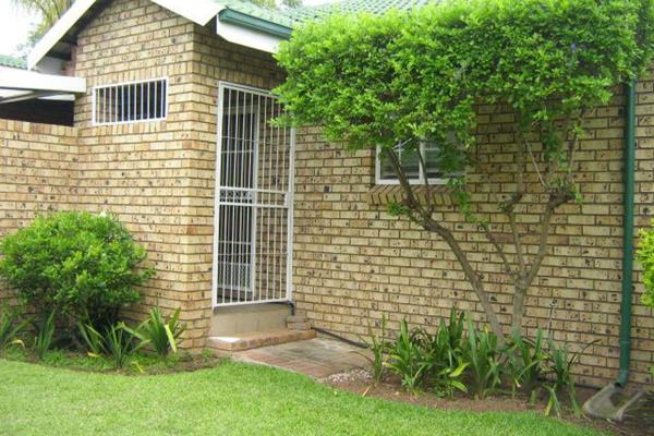 This unit is situated is one the popular Retirement Villages in Bela Bela.

This is a 1x bedroom unit with built-in cupboards.

1x ...