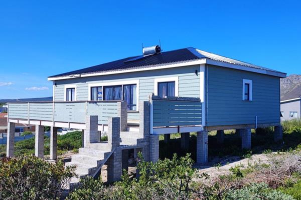 This magnificent property is situated in the heart of Perlemoenbaai, in a lush fynbos ...