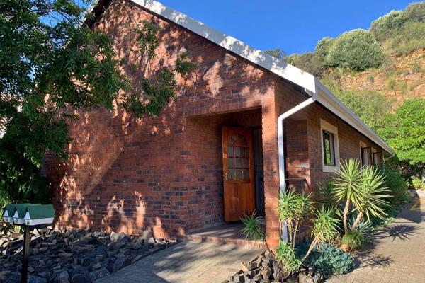 This bachelor flat located in the charming neighborhood of Dan Pienaar is the perfect place for someone seeking a cozy and comfortable ...