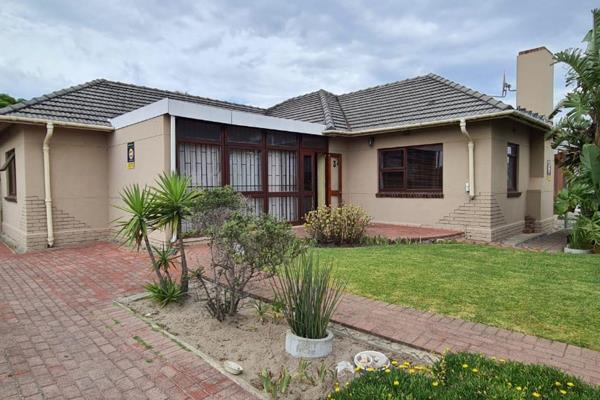 Fully fitted tiled kitchen.  Spacious dining room with entrance hall.
Lounge has original wood block floor with fully functional ...