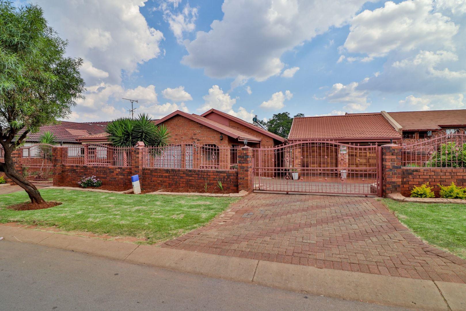 4 Bedroom House for sale in Lenasia South 11 Sheffield Road P24