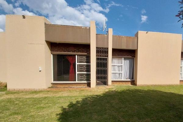 3 Bedroom House For Sale In Sonlandpark, Vereeniging 

This property offers:
* 3 Bedrooms 
* 2 Bathrooms 
* Kitchen 
* Dining ...