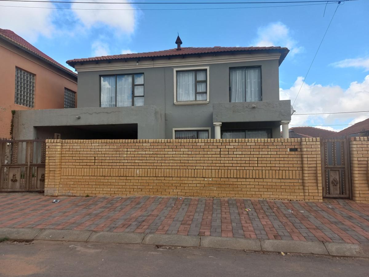 5-bedroom-house-for-sale-in-dobsonville-ext-2-p24-112534929