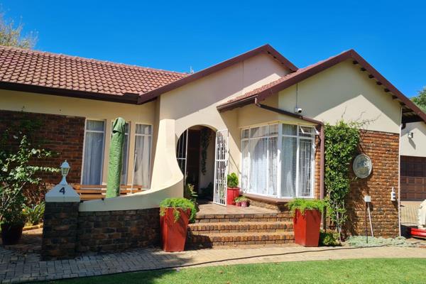 Large family home!
3 Spacious bedrooms, 2 bathrooms, entrance hall, lounge, study and dining room.
Lovely kitchen and laundry, braai ...