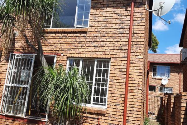 GRONDFLOOR duplex townhouse with own garden in a Security Complex. It is Located on the Ground floor. Private garden and braai area. ...