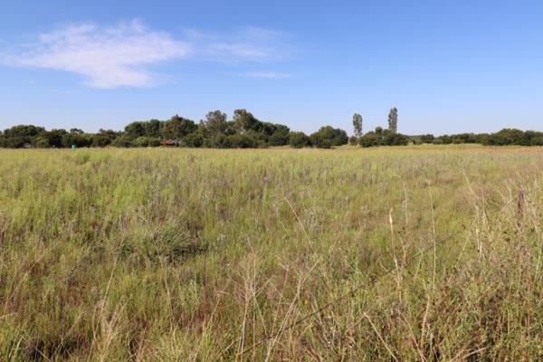 This Vacant Land is 5 Ha with lots of potential for farming or for developing.

Also perfect to build storage units and to create ...