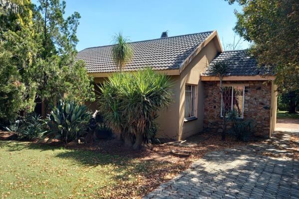 This special home is ideally located in the quiet suburb of La Hoff. 

Offering....

* 3  x Spacious bedrooms with buildt in ...