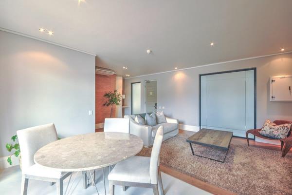 Exclusive Sole Mandate VAT excluded (tax is yet to be added to the final cost). One of Knysna’s most elegant and sophisticated apartment is now for sale which can easily be utilised for Air BnB option. The apartment offers open ...