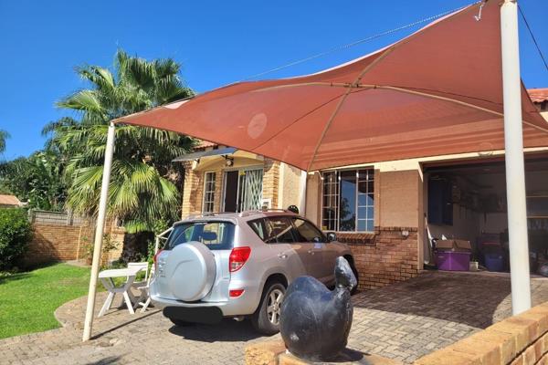 Well maintained 3 bedroom, two bathroom town house is located in one of Rustenburg most ...